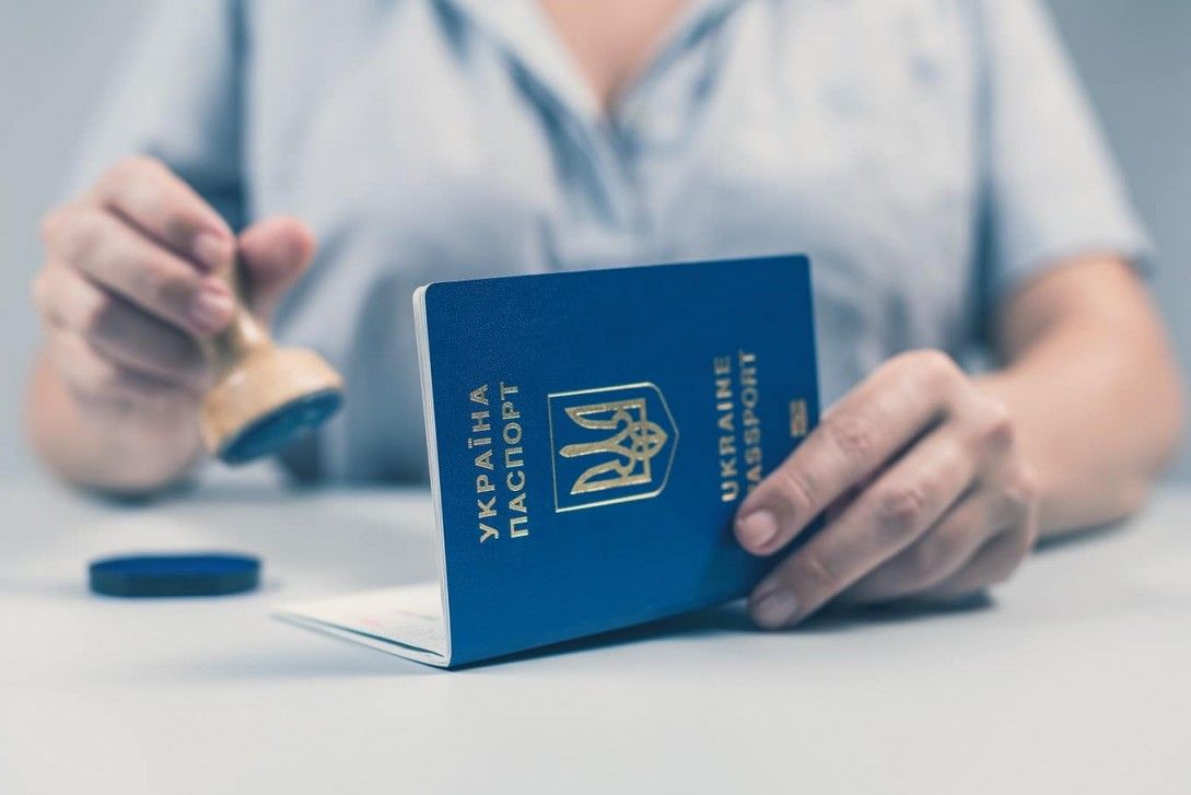 Jak zapewnić pracownikowi z zagranicy kartę pobytu w Polsce?
